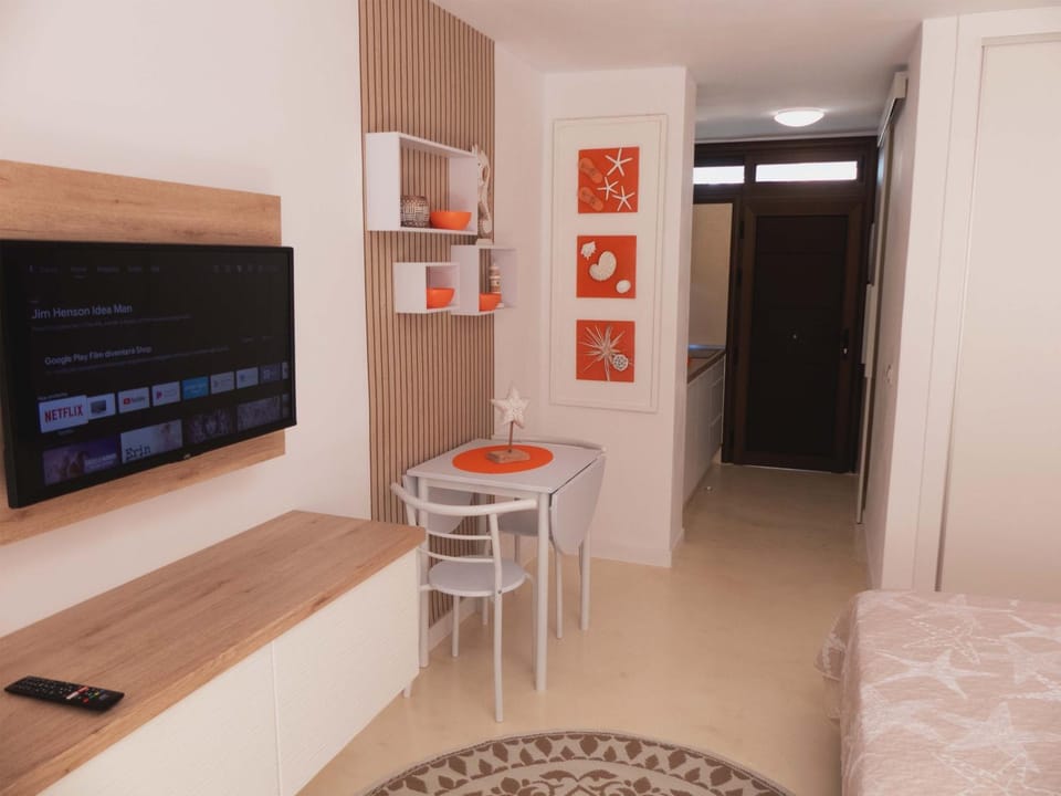 TV and multimedia, Kitchen or kitchenette, Living room, Seating area, Dining area