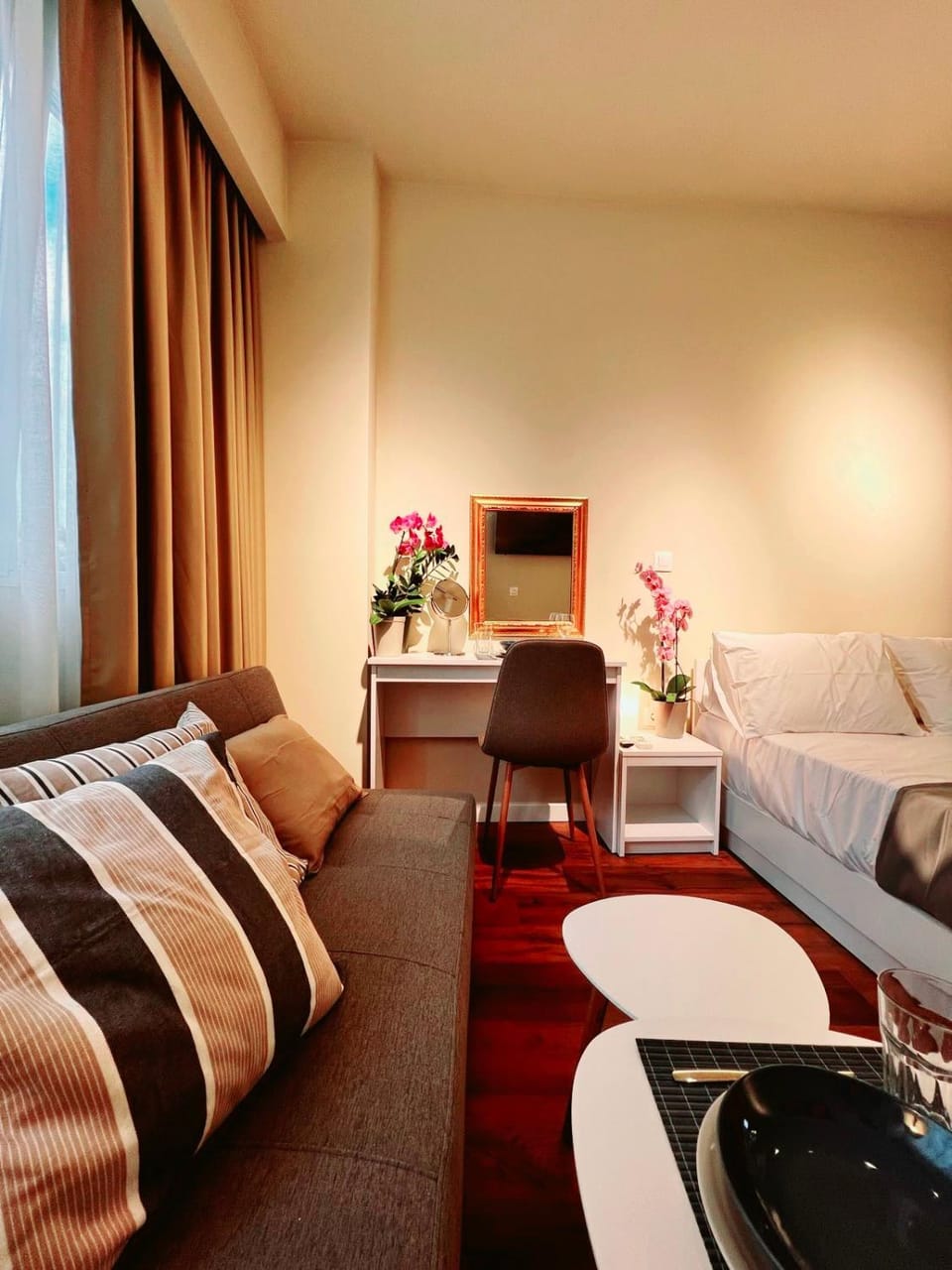 Photo of the whole room, Seating area