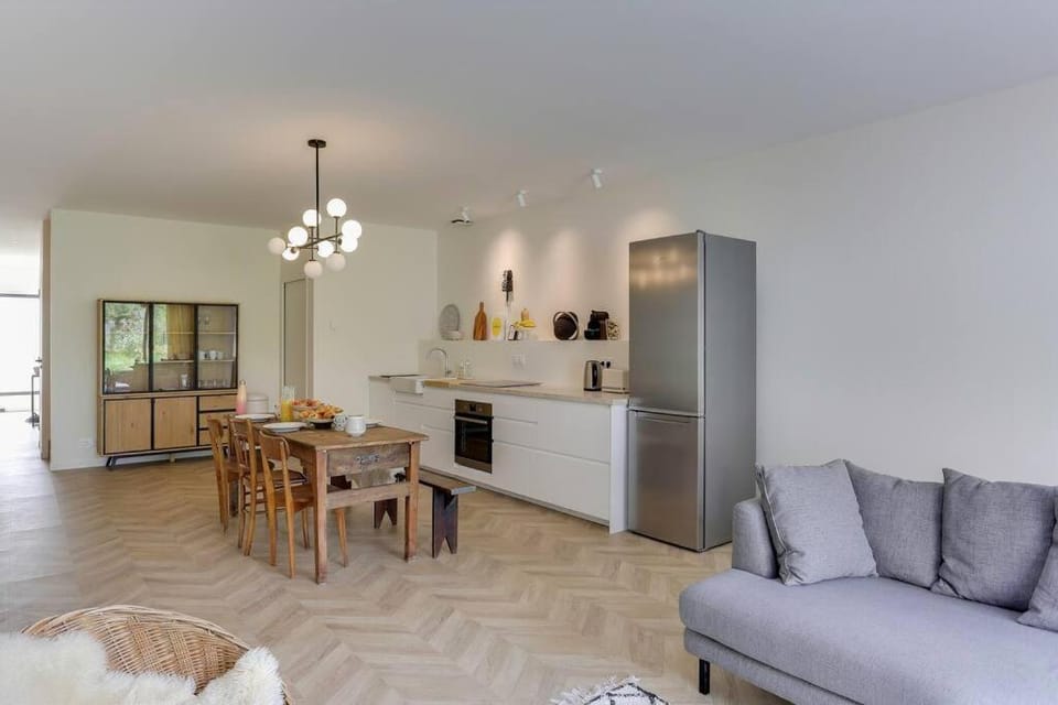 Kitchen or kitchenette, Living room, Seating area, Dining area