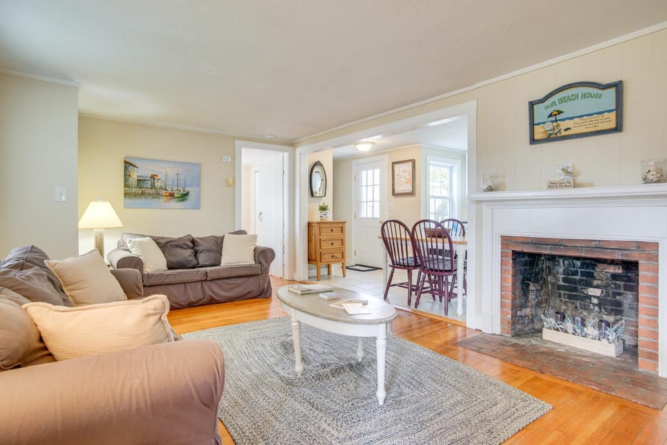 Walk to Beaches and Dining Classic Cape Cod Cottage House in Dennis Port