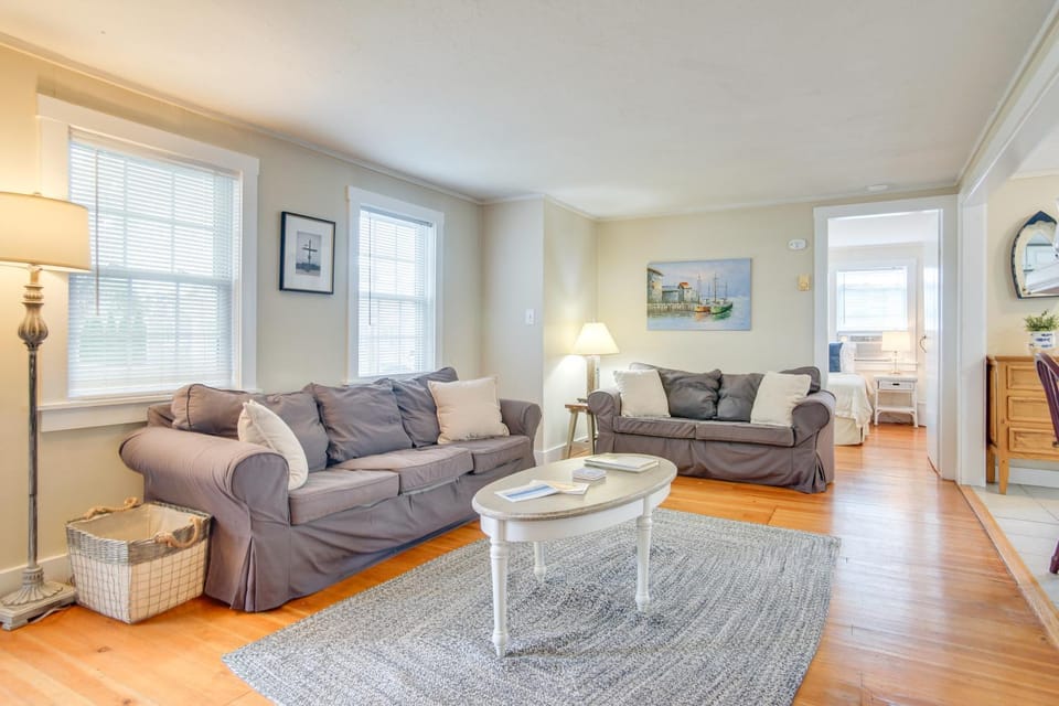 Walk to Beaches and Dining Classic Cape Cod Cottage House in Dennis Port