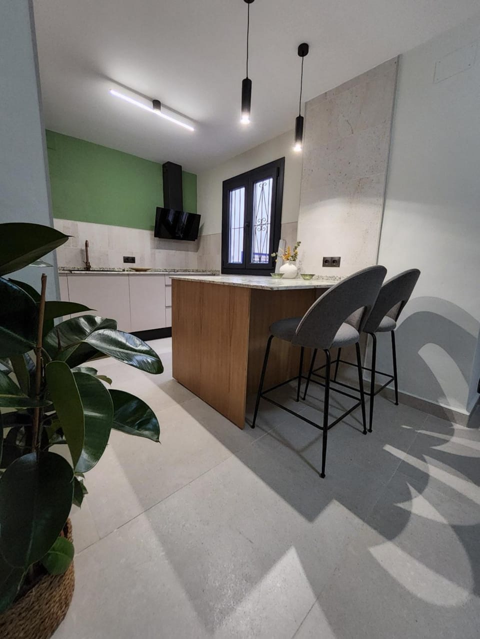 Kitchen or kitchenette, Dining area