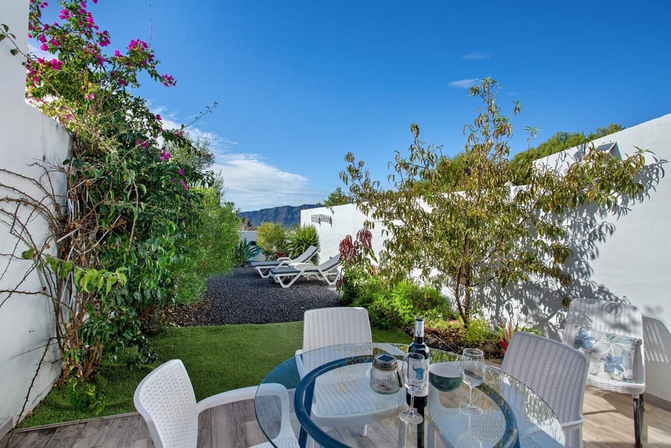 Property building, Balcony/Terrace, Living room