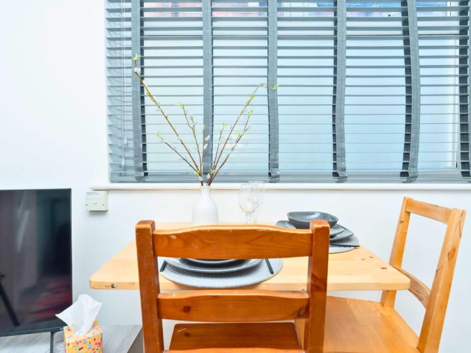 Restaurant/places to eat, Seating area, Dining area