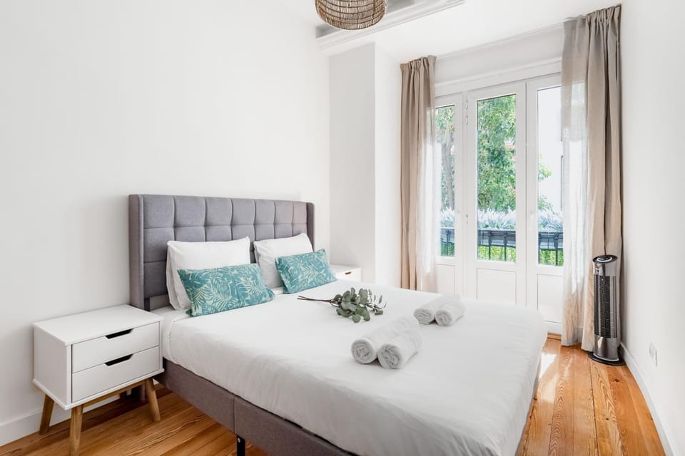 Bed, towels