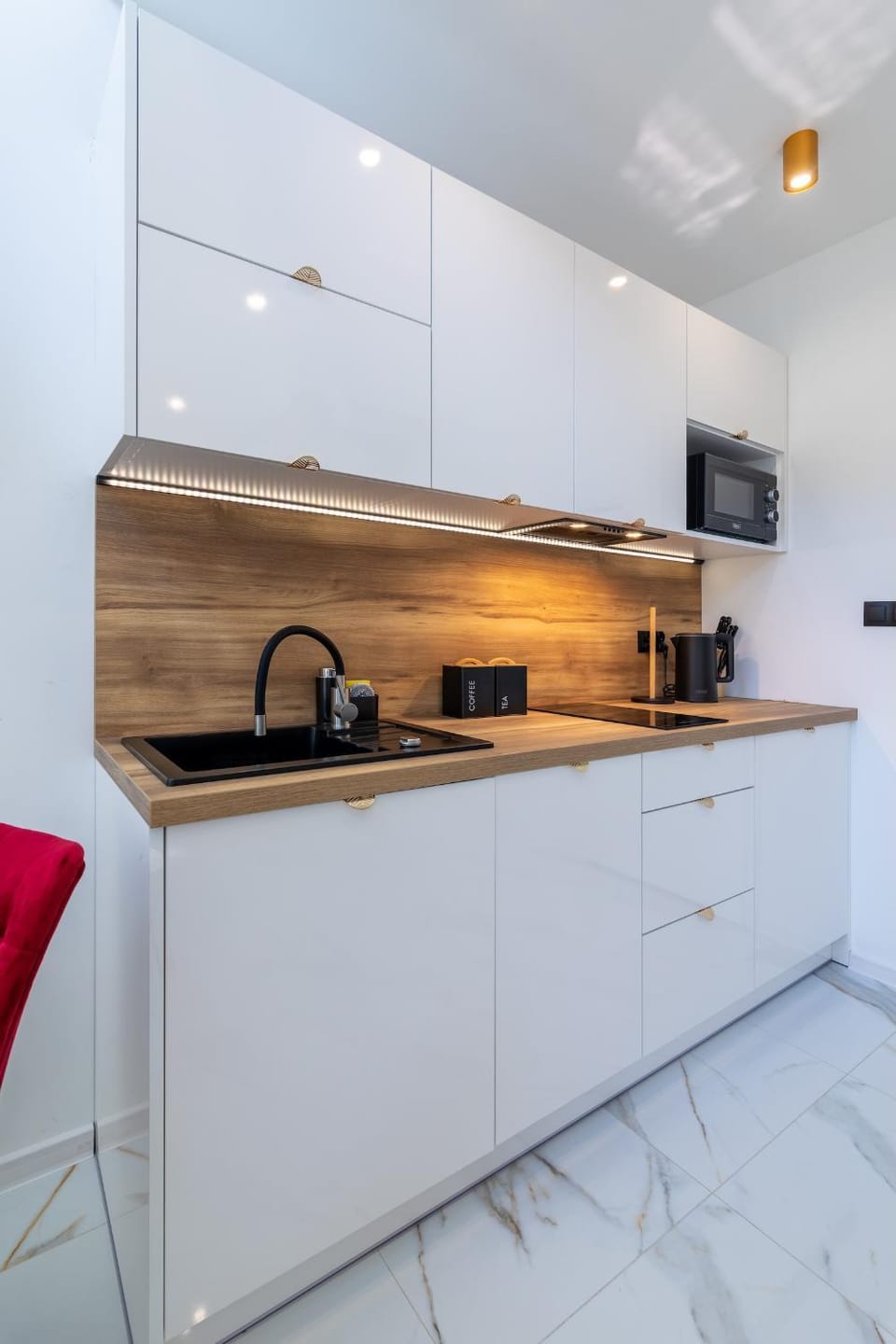Coffee/tea facilities, Kitchen or kitchenette, stove