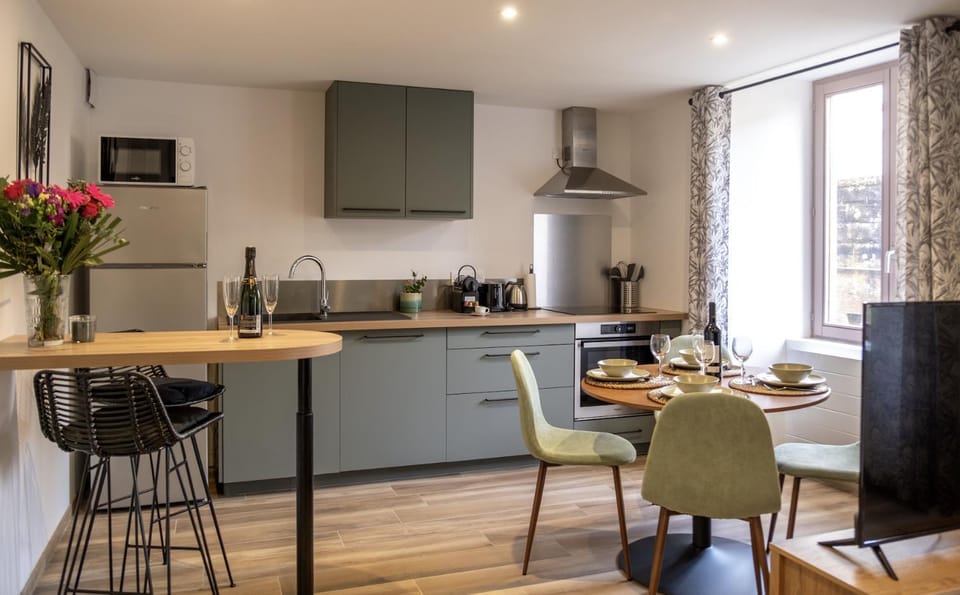 Kitchen or kitchenette, Dining area, stove