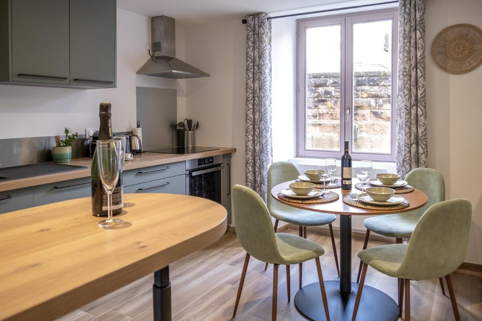 Kitchen or kitchenette, Dining area