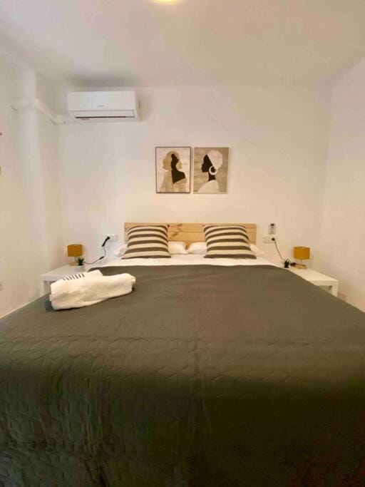 Bed, Photo of the whole room, Bedroom, towels, air conditioner