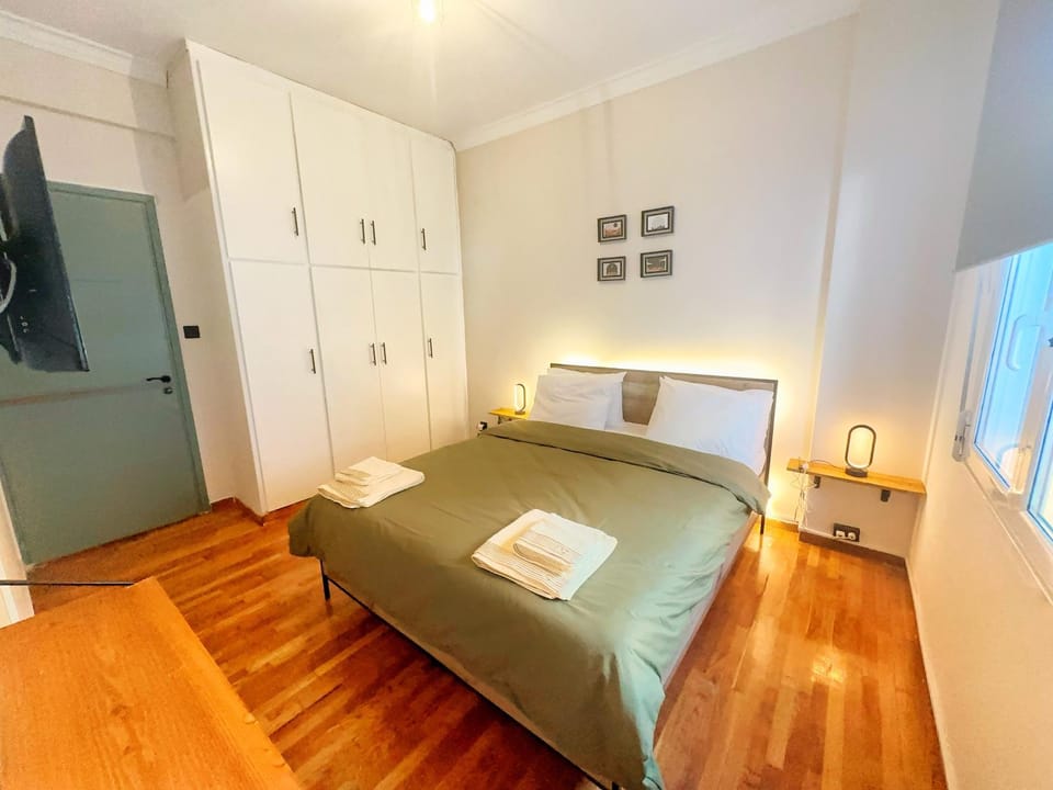 Bed, TV and multimedia, Photo of the whole room, Bedroom, towels, wardrobe