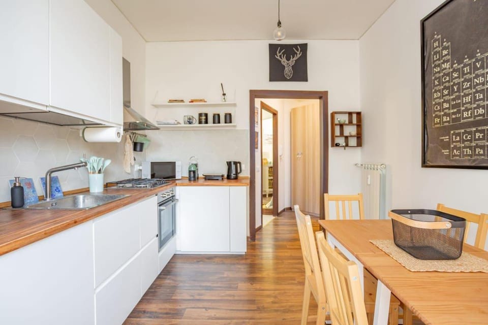 Kitchen or kitchenette, Dining area, stove
