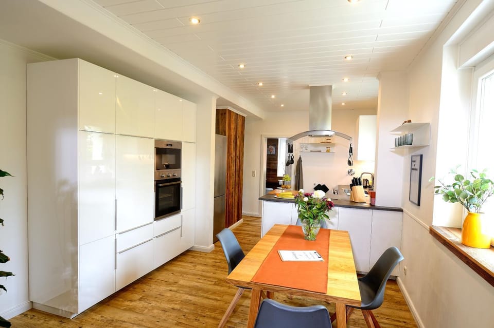 Kitchen or kitchenette, Seating area, Dining area, microwave, oven