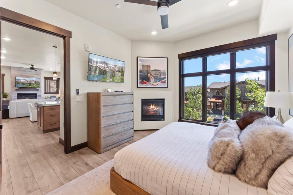 Heated Pool, Gourmet Kitchen, Pet Friendly, Gym, Walk to Canyons Village, 2 Private Patios Resort in Wasatch County