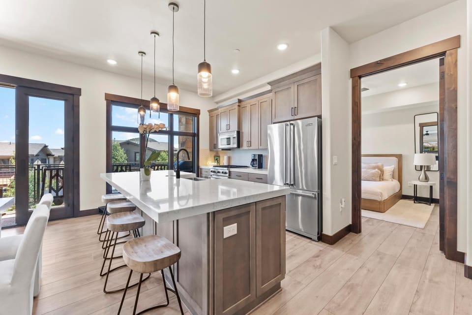 Heated Pool, Gourmet Kitchen, Pet Friendly, Gym, Walk to Canyons Village, 2 Private Patios Resort in Wasatch County