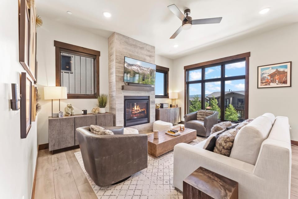 Heated Pool, Gourmet Kitchen, Pet Friendly, Gym, Walk to Canyons Village, 2 Private Patios Resort in Wasatch County