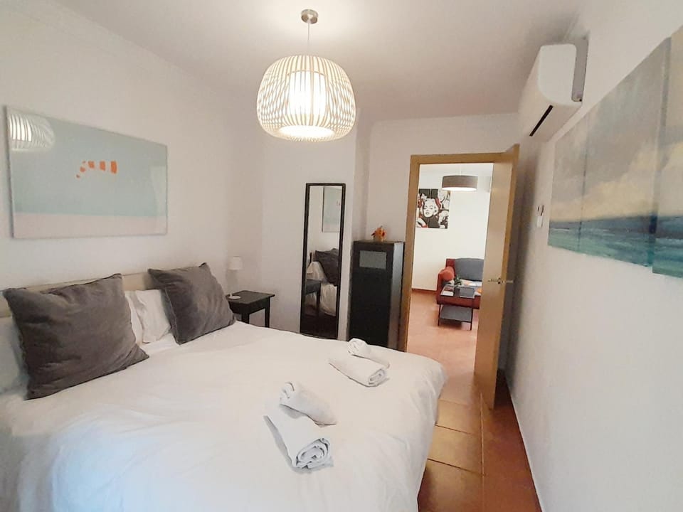 Bed, Living room, Photo of the whole room, Bedroom, towels