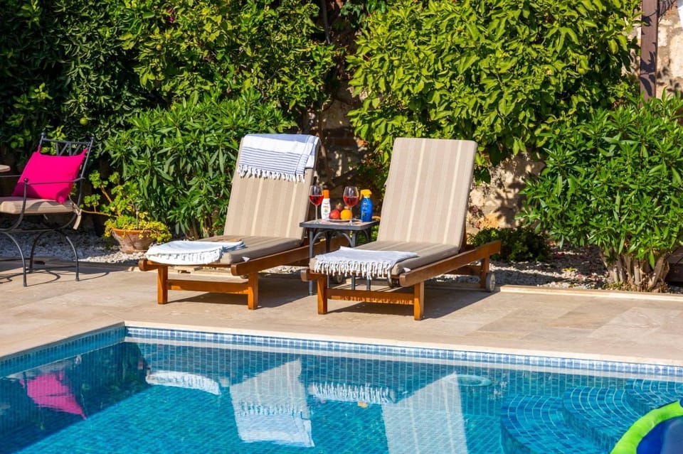 Patio, Garden view, Pool view, Swimming pool, sunbed