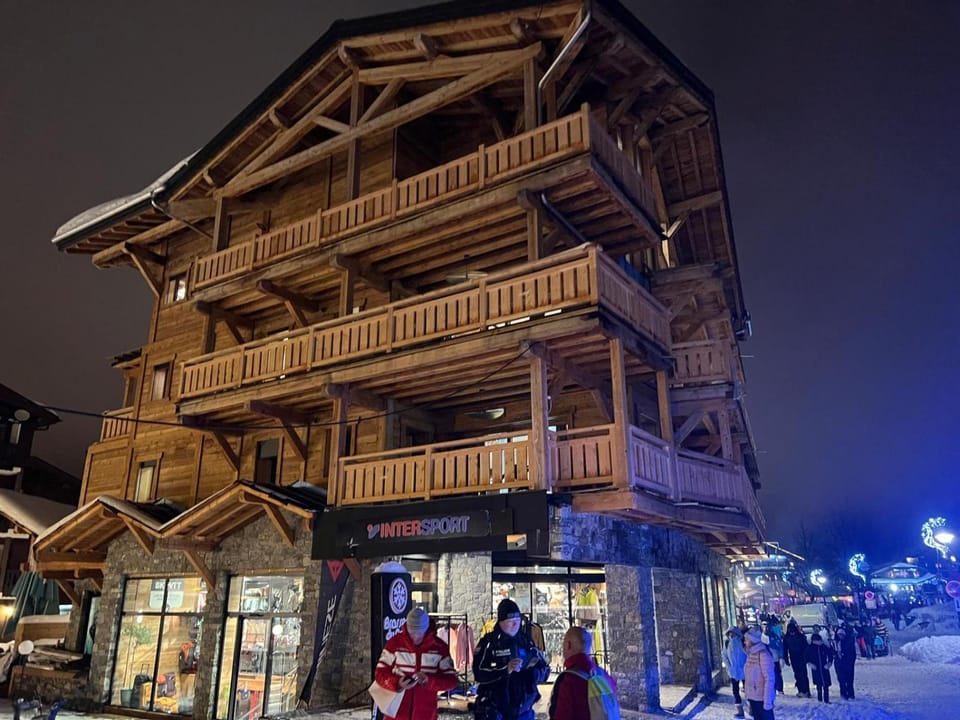 Property building, People, Winter, group of guests