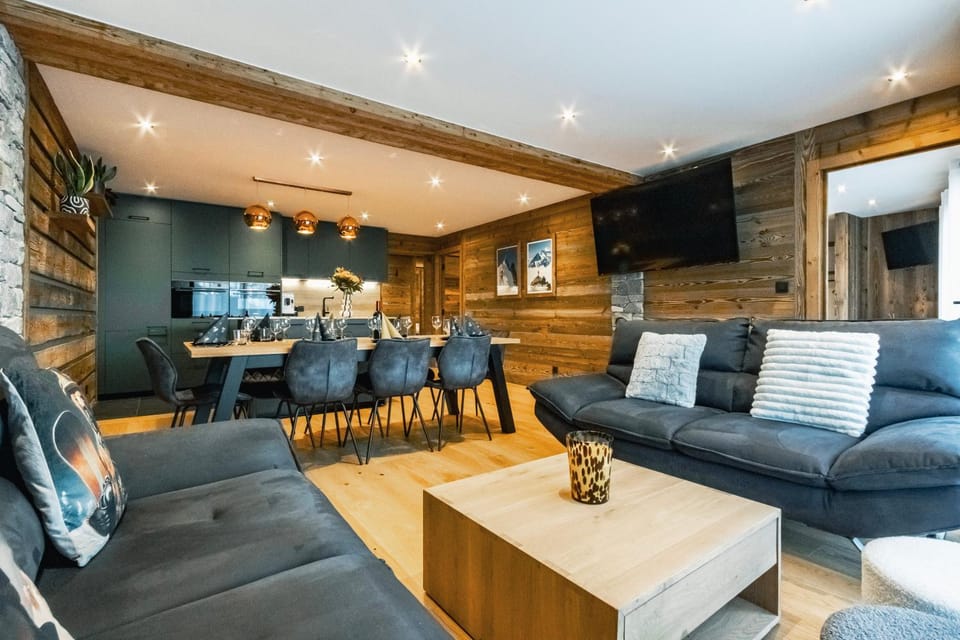 TV and multimedia, Kitchen or kitchenette, Living room, Seating area, Dining area