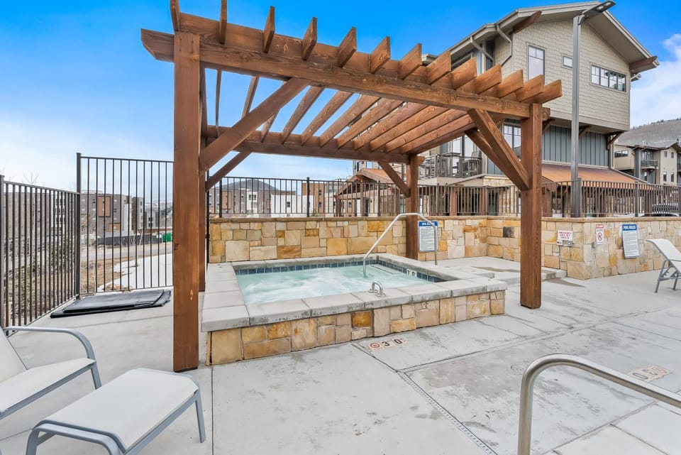 Luxury 3 BR Canyons Village, Gourmet Kitchen, Walk to Lifts, Private Hot Tub, Heated Pool, Gym Resort in Wasatch County