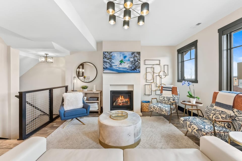Luxury 3 BR Canyons Village, Gourmet Kitchen, Walk to Lifts, Private Hot Tub, Heated Pool, Gym Resort in Wasatch County