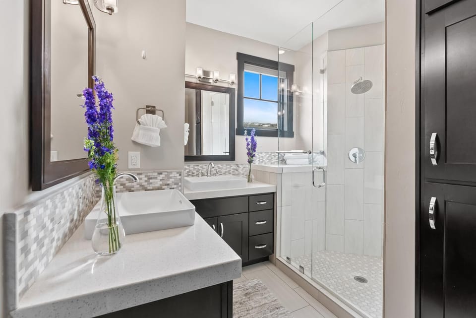 Luxury 3 BR Canyons Village, Gourmet Kitchen, Walk to Lifts, Private Hot Tub, Heated Pool, Gym Resort in Wasatch County