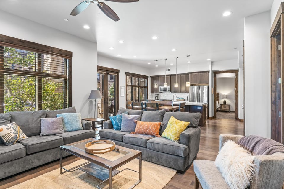 Views, Luxury 2 BR - Walk to Ski Lift, Gourmet Kitchen, Heated Pool! Apartment in Wasatch County