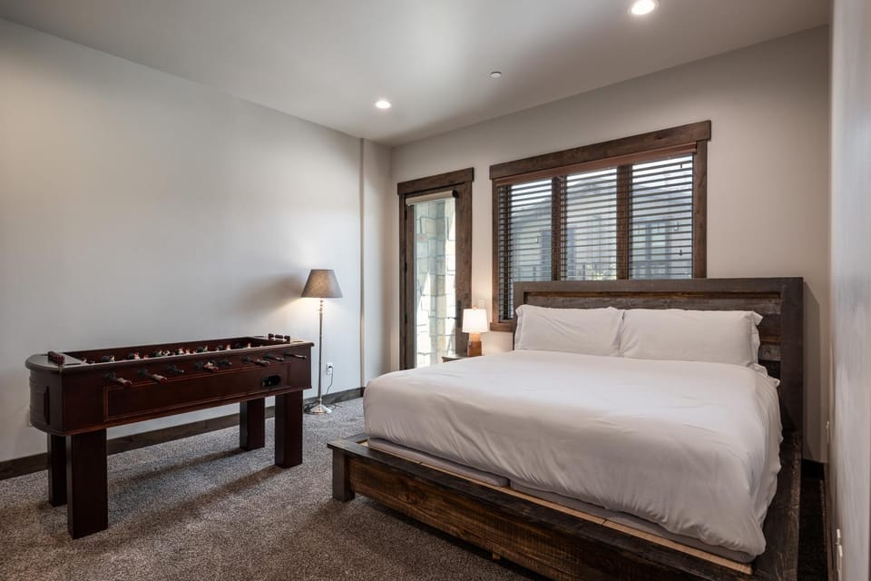 Views, Luxury 2 BR - Walk to Ski Lift, Gourmet Kitchen, Heated Pool! Apartment in Wasatch County