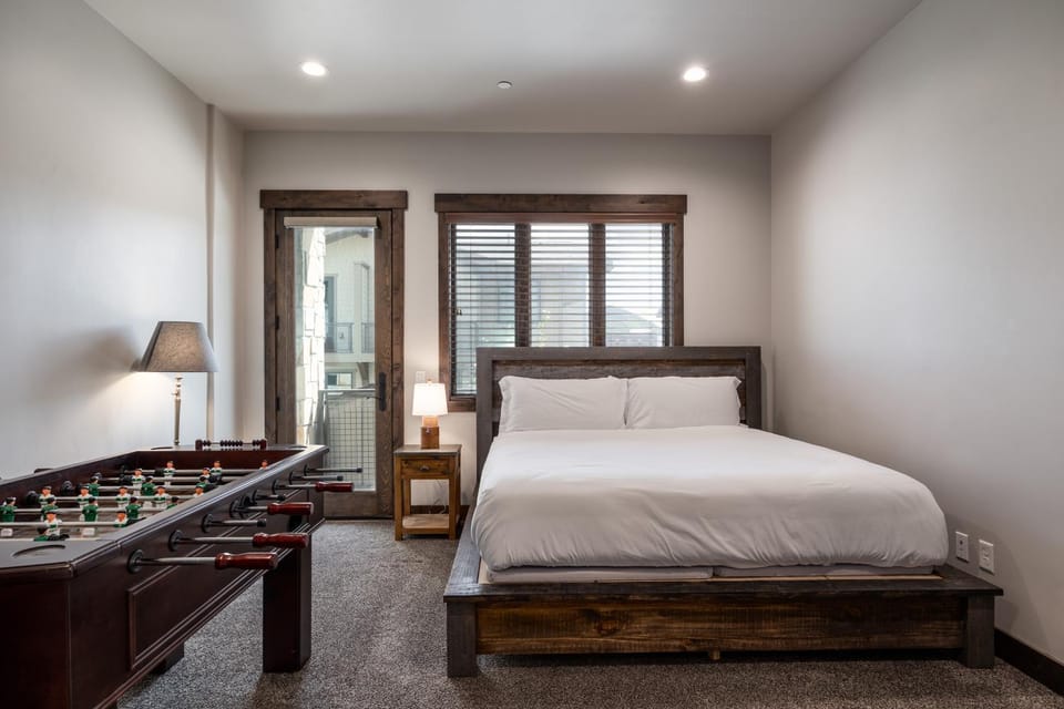 Views, Luxury 2 BR - Walk to Ski Lift, Gourmet Kitchen, Heated Pool! Apartment in Wasatch County