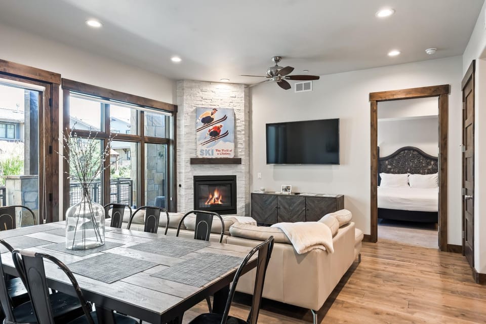 Newer Upscale Canyons Village Resort Condo, 5 min walk to Gondola, 2 Bedrooms Ensuite, Pet Friendly Resort in Wasatch County