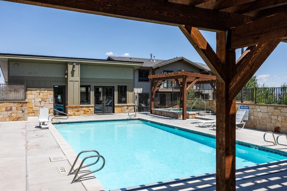Newer Upscale Canyons Village Resort Condo, 5 min walk to Gondola, 2 Bedrooms Ensuite, Pet Friendly Resort in Wasatch County