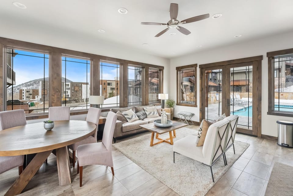 Luxury 3 BR in Canyons Village, Gourmet Kitchen, Private Hot Tub, Heated Pool, Gym, Walk to Lifts Resort in Wasatch County