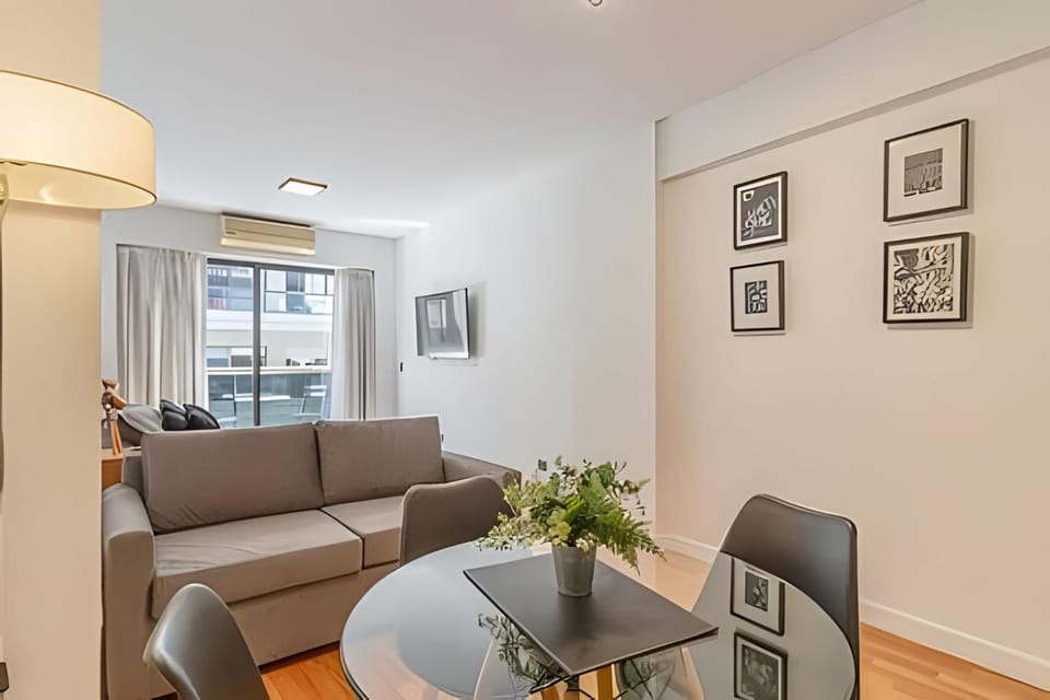 Arenales: Modern Apartments with Pool and 24-Hour Security in Recoleta Apartment in Buenos Aires