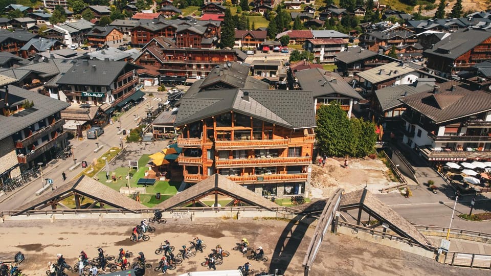 Property building, Neighbourhood, Bird's eye view, Ski School, Skiing, View (from property/room), View (from property/room), City view, Street view, Location, Parking, acessibility
