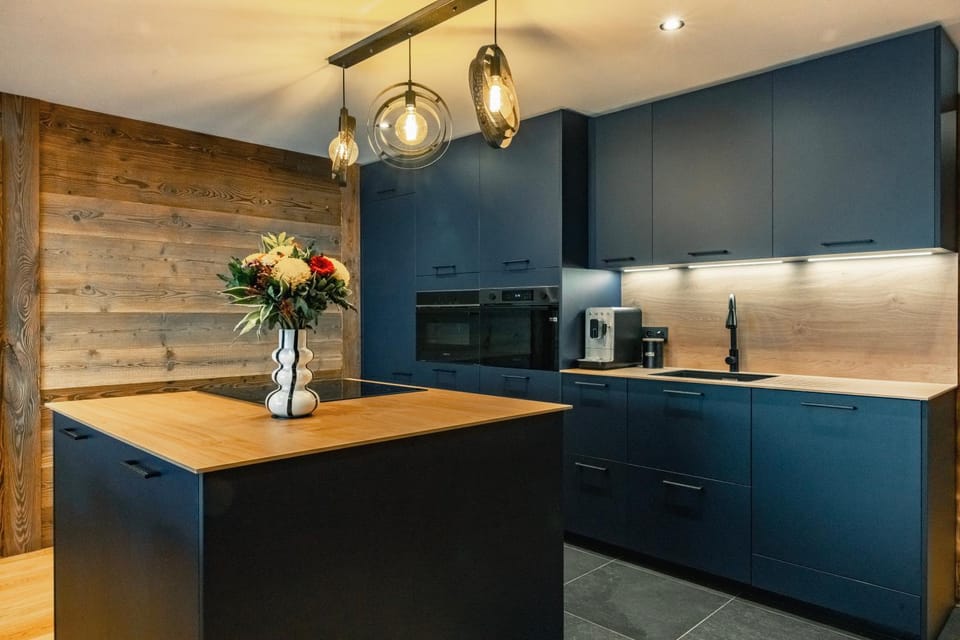 Coffee/tea facilities, Kitchen or kitchenette, dishwasher, oven, stove