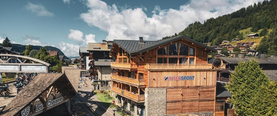 Property building, Neighbourhood, Natural landscape, Bird's eye view, Skiing, Skiing, View (from property/room), View (from property/room), City view, Mountain view, Street view, Parking, acessibility