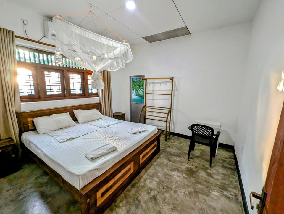 Bed, Photo of the whole room, towels