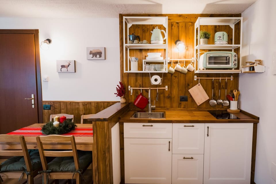 Kitchen or kitchenette, Dining area