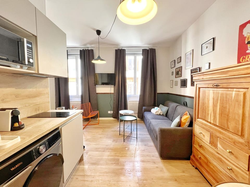 TV and multimedia, Kitchen or kitchenette, Living room, Seating area