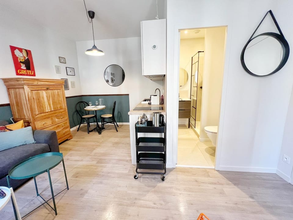 Kitchen or kitchenette, Living room, Seating area, Dining area