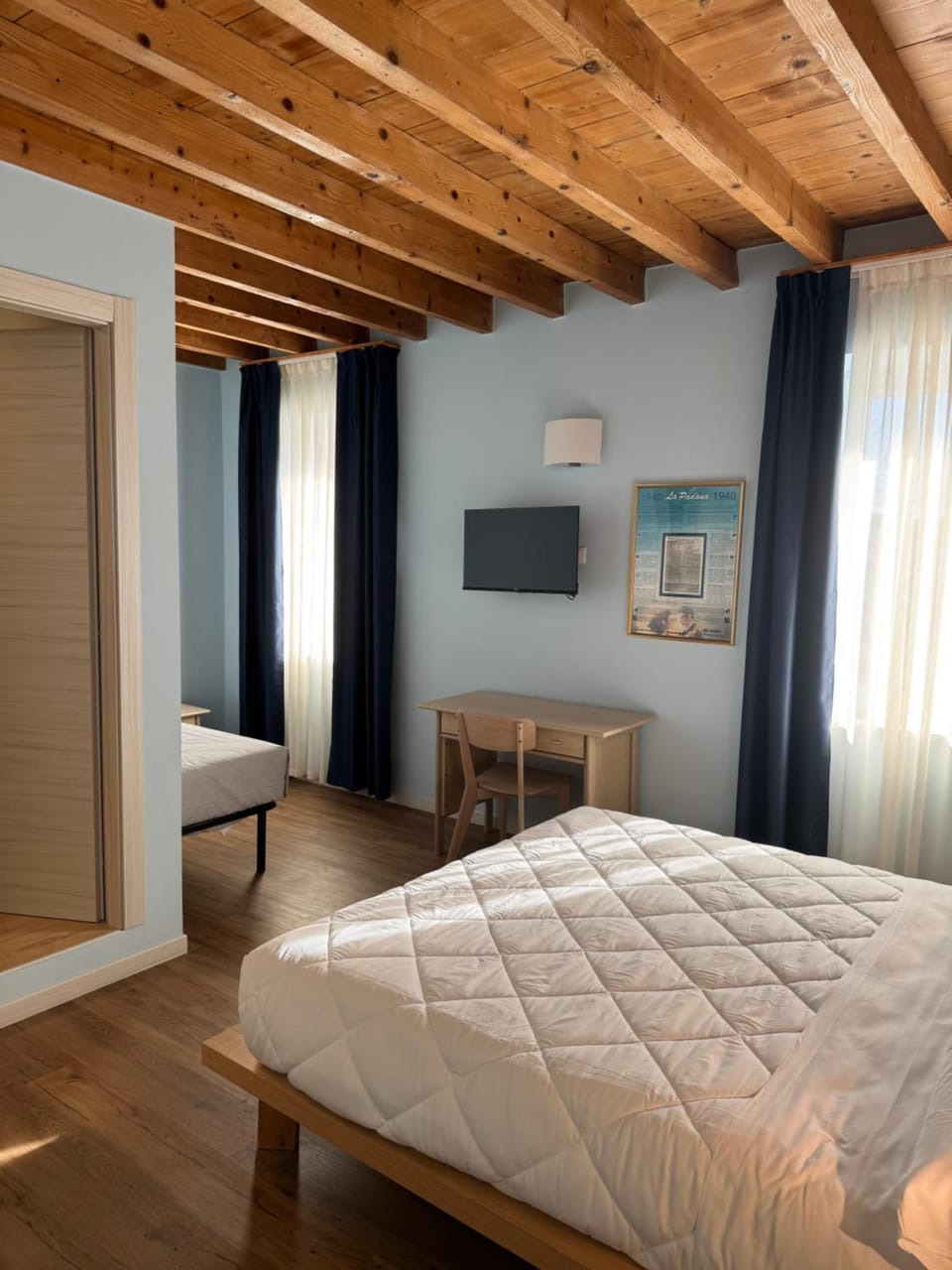 Bed, TV and multimedia, Photo of the whole room, Bedroom