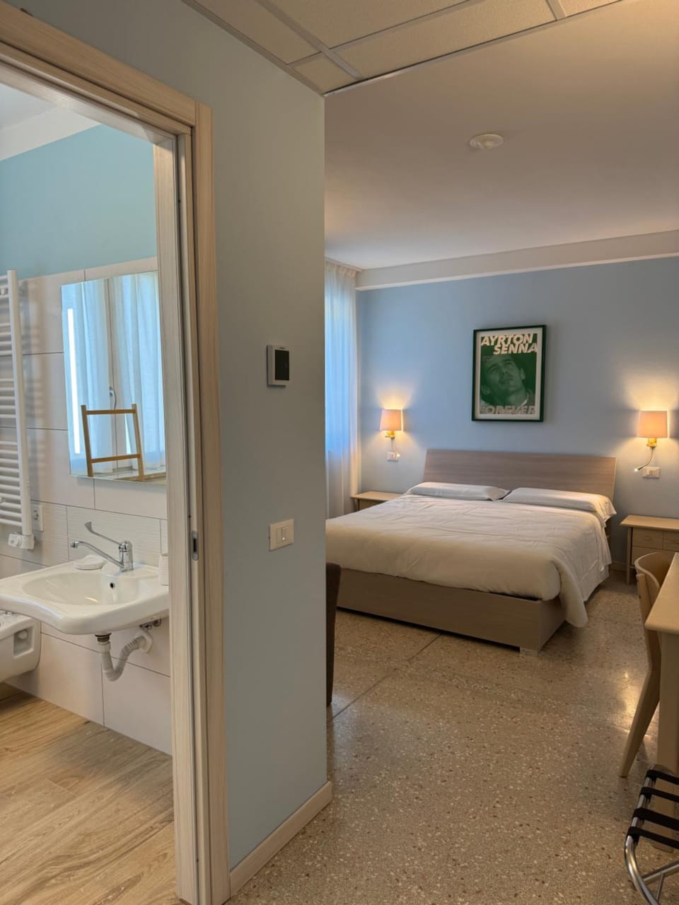 Bed, Bathroom, Photo of the whole room, Bedroom, Facility for disabled guests, towels