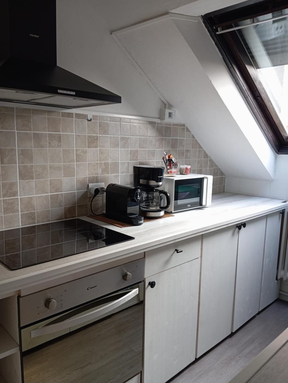 Coffee/tea facilities, Kitchen or kitchenette, stove