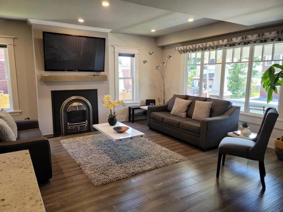 Luxury and comfy Home in Niagara Falls- 28 nights minimum Stay House in Niagara Falls