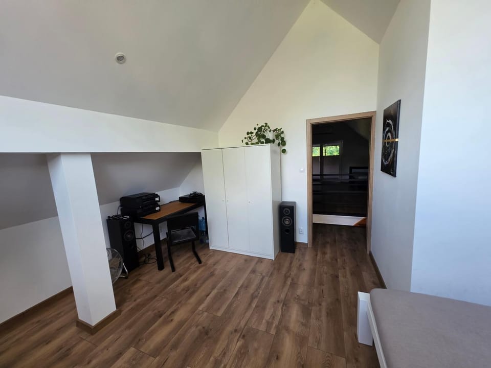 Photo of the whole room, Bedroom, wardrobe
