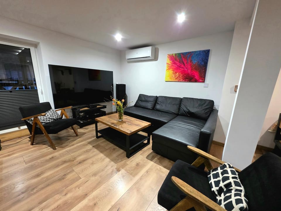 Communal lounge/ TV room, TV and multimedia, Living room, Seating area, Evening entertainment, air conditioner