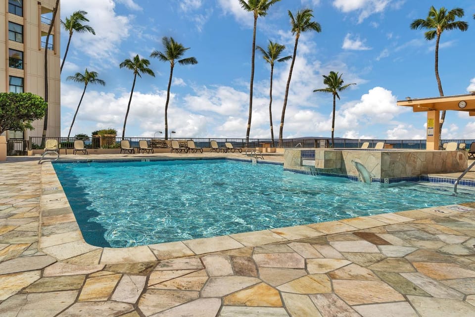 Sugar Beach 316 Front Row Ocean Views in Beautifully Upgraded Beachfront Condo Apartment in Maalaea