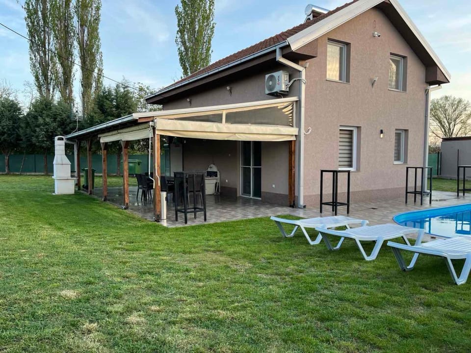 Property building, Day, Garden