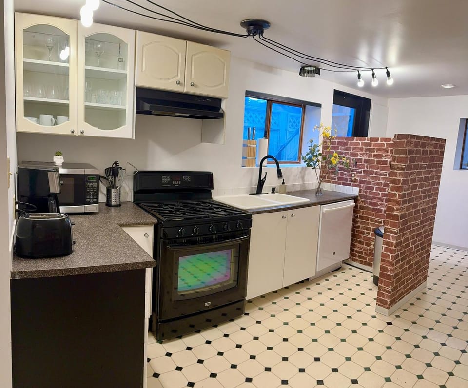 Coffee/tea facilities, Kitchen or kitchenette, oven, stove, toaster