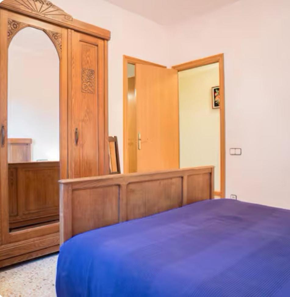 Photo of the whole room, wardrobe